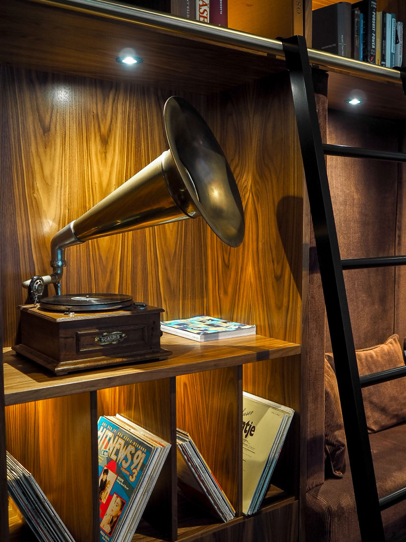 Gramophone in the library at Hotel Schani Salon