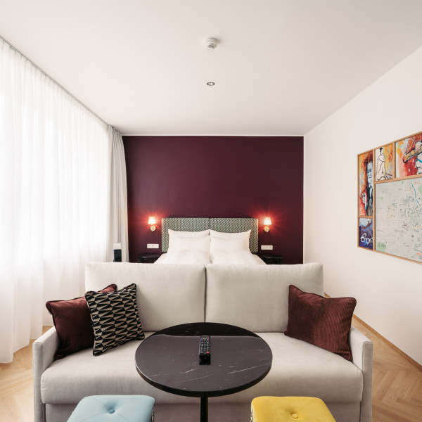 Bed and sofa in room Smart Atelier in Hotel Schani Salon in central vienna