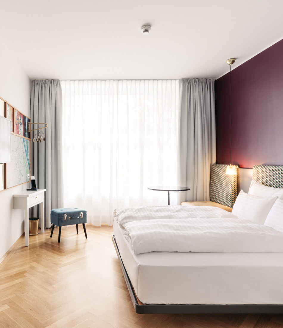 Bright Smart Street Room with a large window at Hotel Schani Salon