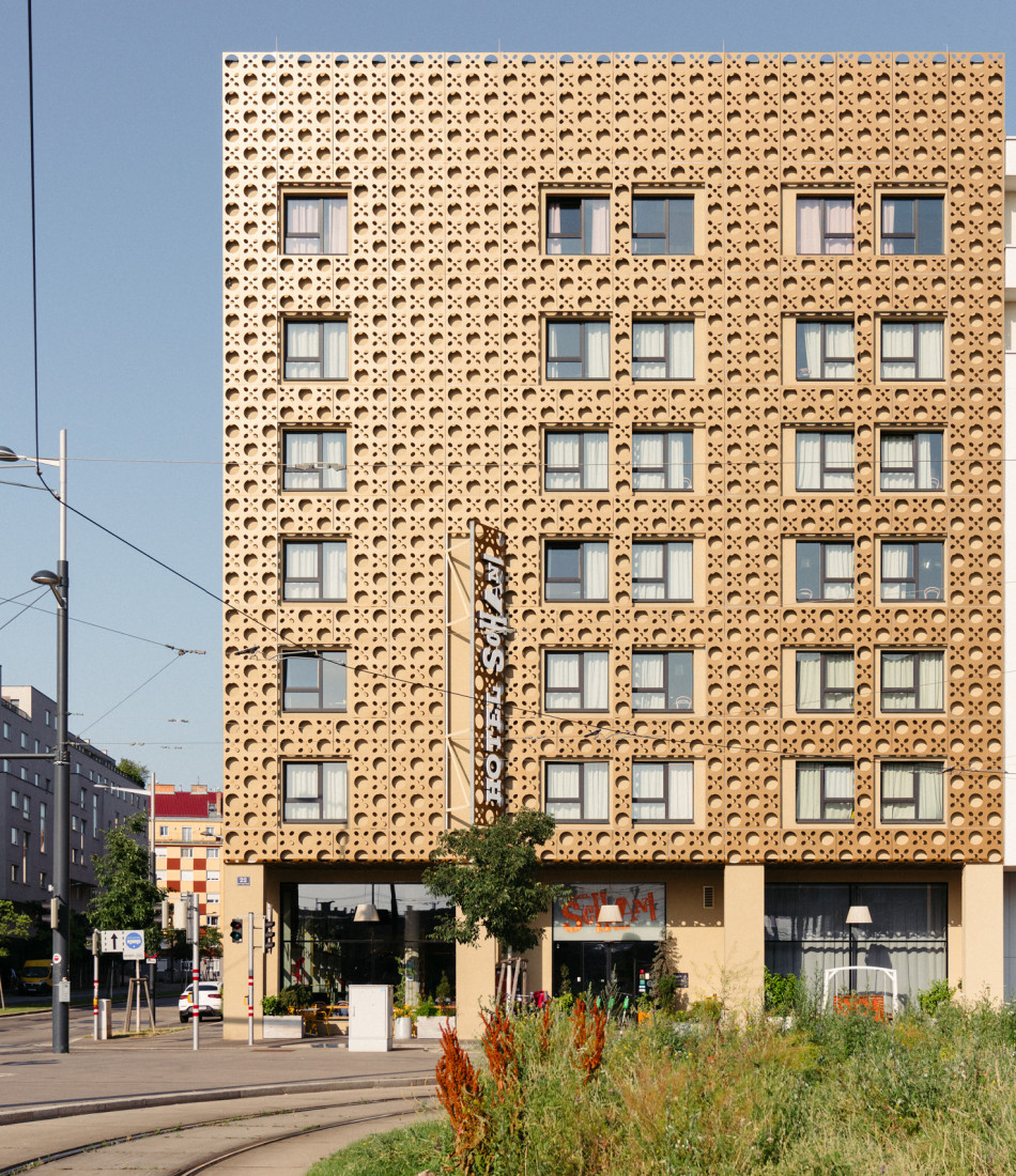Außenansicht des Hotel Schani Wien nahe Hauptbahnhof mit der vom Wiener Geflecht inspirierten Fassade 