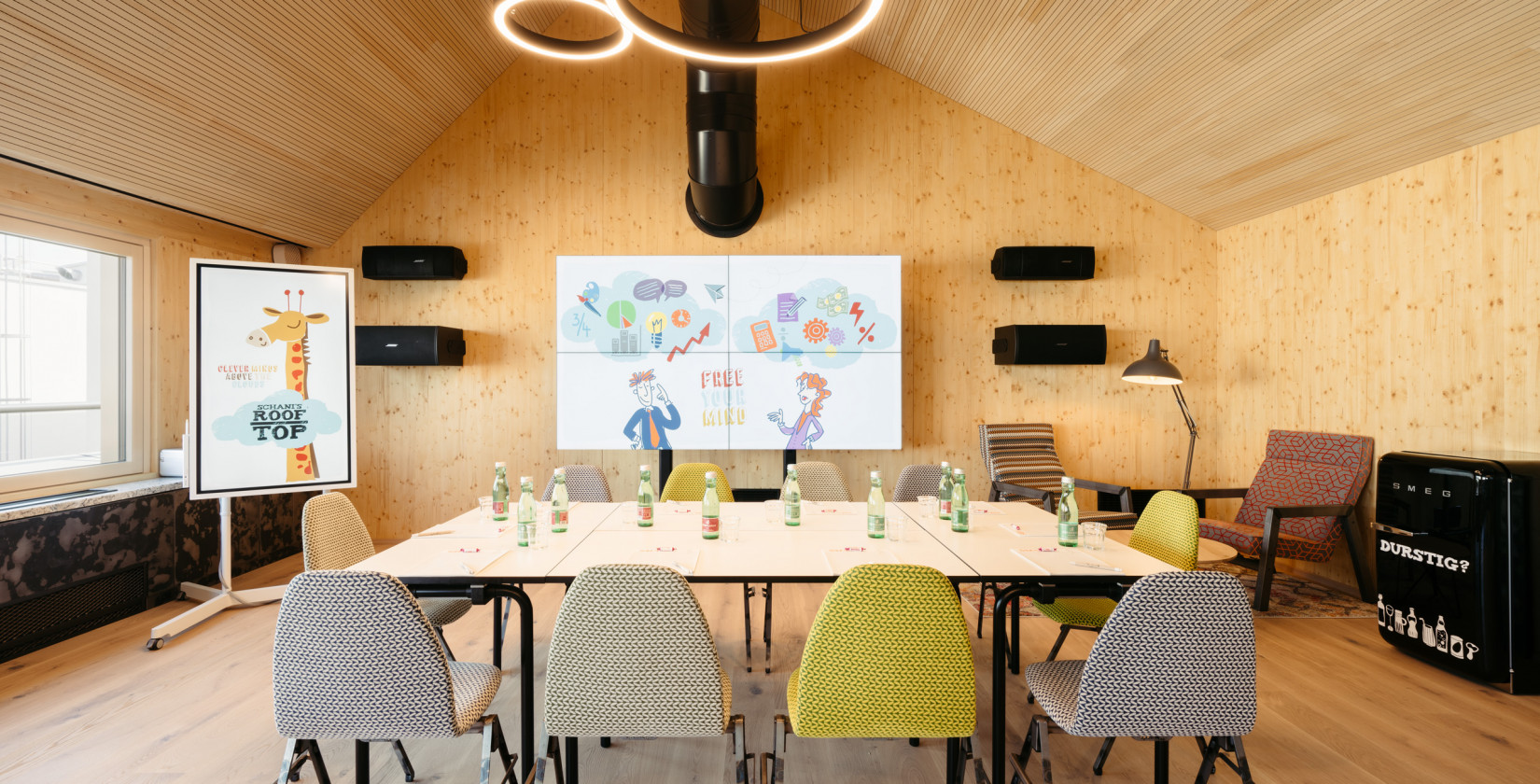 Vorbereiteter Konferenzraum mit Whiteboard und Kühlschrank im Hotel Schani Wien 
