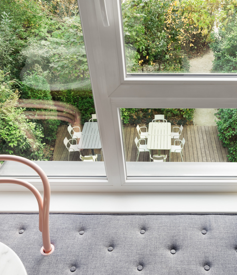 Blick von der Fensterbank in den ruhigen Garten im Hotel Schani Wien