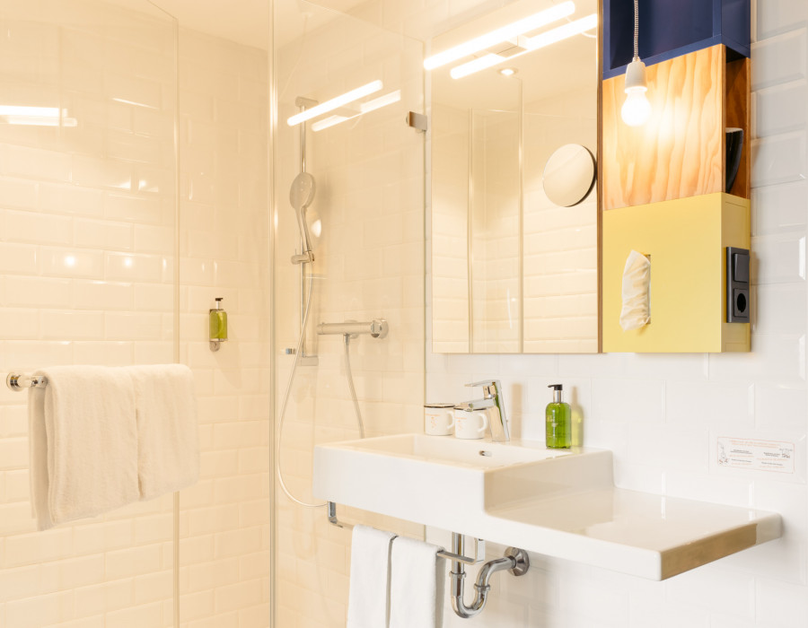 Bright bathroom in Smart Maisonette Room at Hotel Schani Wien 