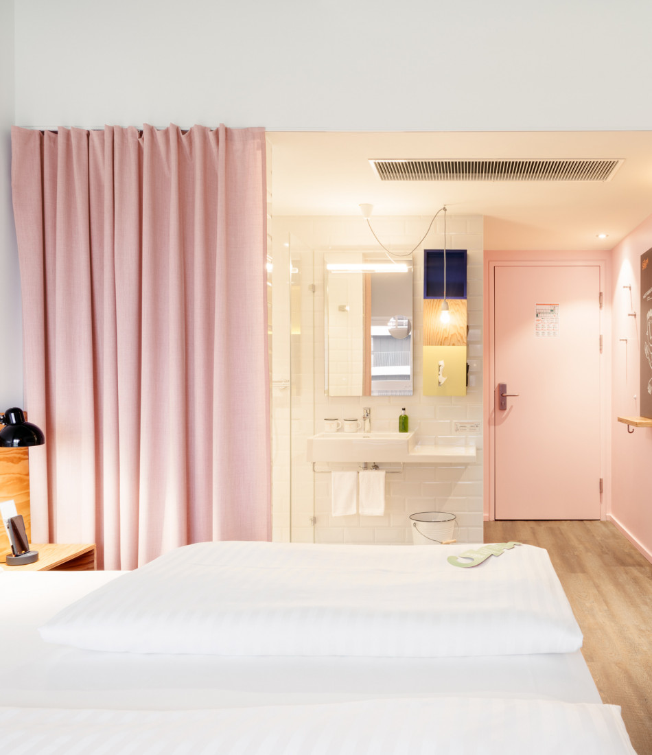 Bett und Badezimmer im Smart Street Zimmer