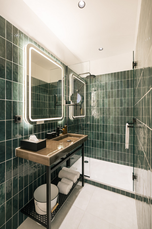Badezimmer mit dunkelgrünen Wandfliesen im Smart Studio Zimmer im Bio-Hotel Schani Wienblick